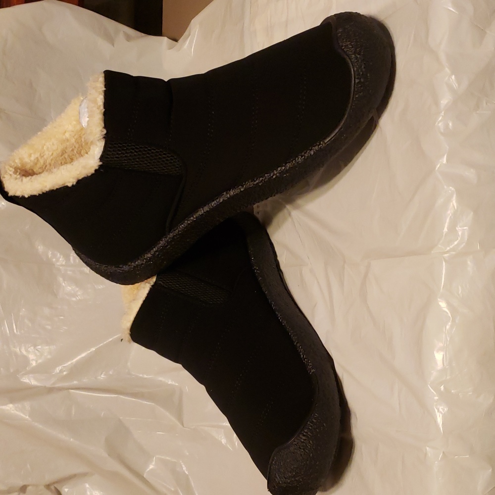 NWOT FUR LINED BOOTS SIZE 8